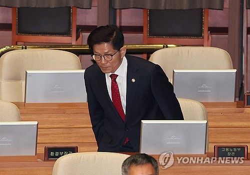 본회의 참석하는 김문수 고용노동부 장관