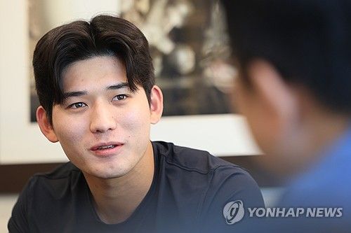인터뷰하는 키움 사이드암 이강준