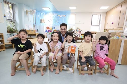 혜화어린이집 원아들과 기념촬영 하는 정문헌 종로구청장
