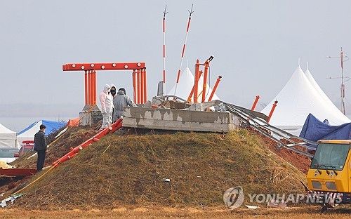 무안공항 방위각 시설 살피는 제주항공 참사 수습 관계자들