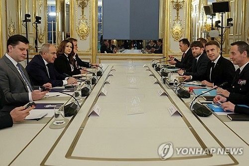 지난 10일 인공지능 정상회의가 열린 파리에서 별도 양자회의를 연 아르메니아·프랑스 정상