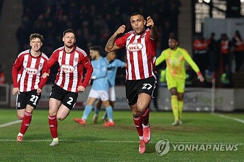 득점 세리머니 하는 엑서터의 조시 매그니스(27번).