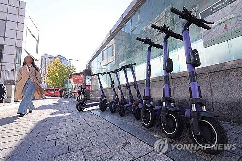 서울 시내 주차된 전동킥보드