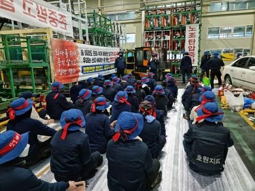 점거 농성 중인 금속노조 호원지회 노조원