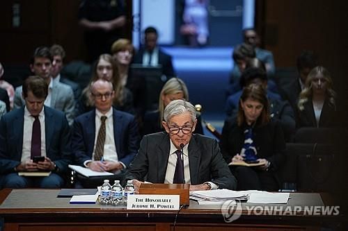 미 연방 상원 청문회에서 발언하는 파월 의장