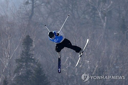연기 펼치는 윤종현