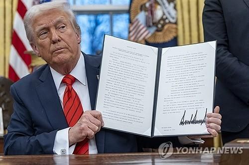 행정명령에 서명한 트럼프 미국 대통령