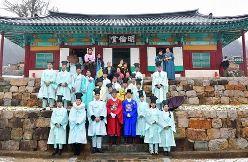 창원향교 고유례에 참여한 창원대학교 졸업생들