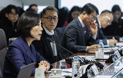 트럼프 보편적 관세 관련 정부 정책 방향 설명하는 오영주 중소벤처부 장관