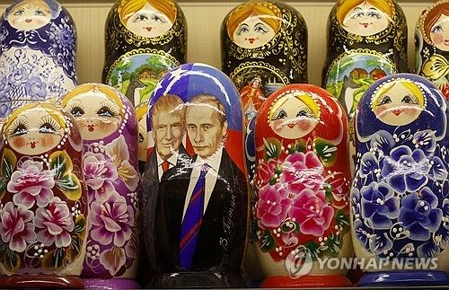 러시아 전통 인형 속 푸틴과 트럼프