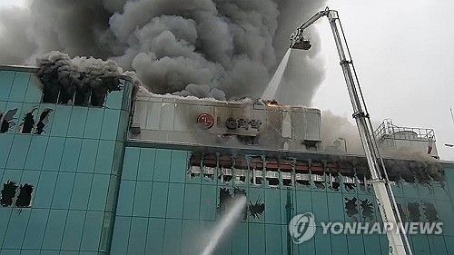 익산 LG화학생명과학 공장에서 불…진화 중