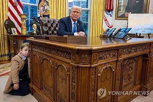 결단의 책상에 매달리듯 기댄 머스크의 아들 