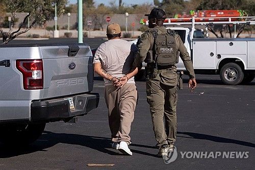 애리조나에서 불법체류 외국인을 체포한 이민세관단속국(ICE) 요원