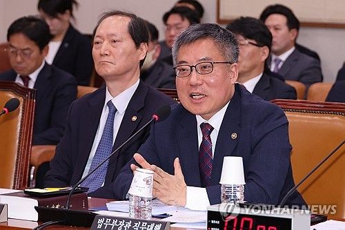 답변하는 김석우 법무부 장관 직무대행