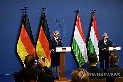 오르반 빅토르 헝가리 총리(오른쪽)와 알리스 바이델 AfD 공동대표