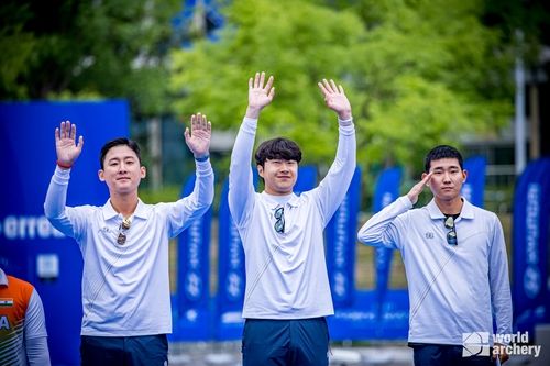 컴파운드 남자 대표팀의 김종호, 박승현, 양재원(왼쪽부터)