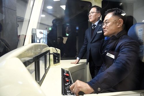 노면전차 운전교육센터 체험하는 이종국 SR 대표이사(오른쪽)