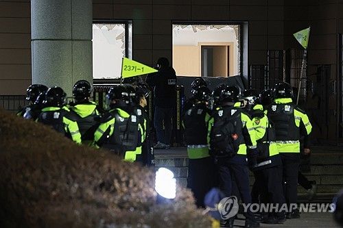 윤석열 지지자 난동에 깨진 서부지법 창문