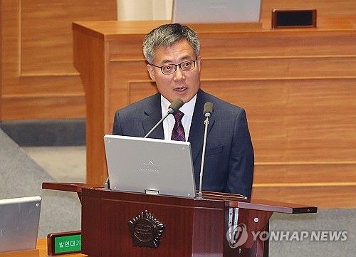 질의에 답변하는 김석우 법무부 장관 직무대행