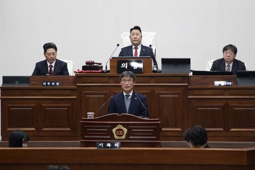 울산시의회서 발언하는 천창수 울산교육감