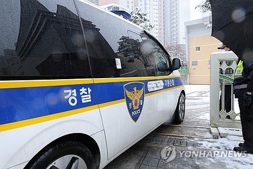 초등학교로 들어가는 형사기동대 차량