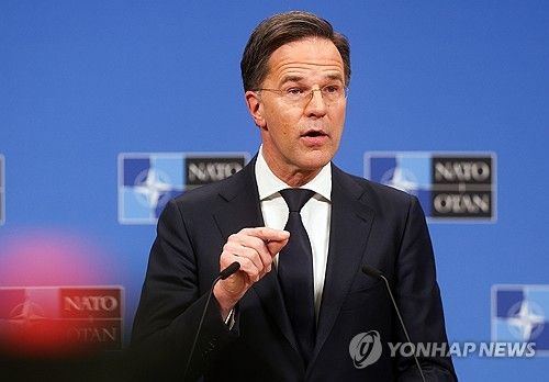 기자회견하는 나토 사무총장