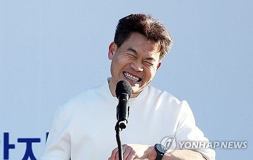 발언하는 전한길