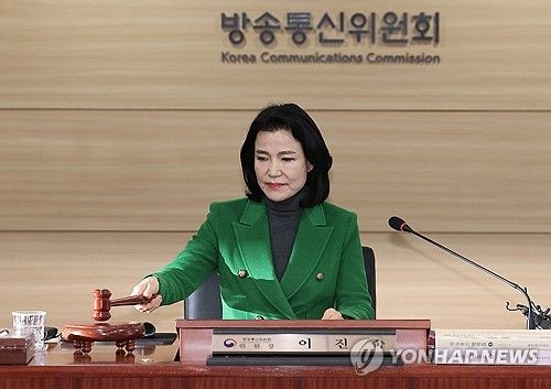 의사봉 두드리는 이진숙 위원장