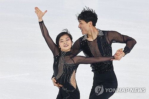 연기 펼치는 렴대옥-한금철