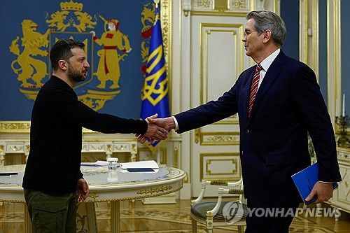 젤렌스키 대통령과 악수하는 베센트 장관
