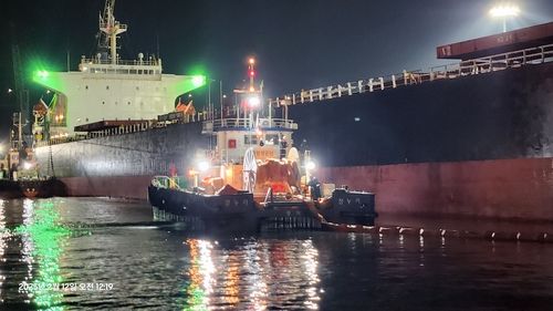 현장에서 오일펜스 설치 작업이 이뤄지는 모습