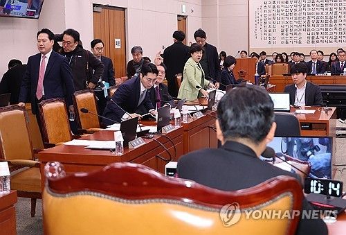 퇴장하는 여당 의원들