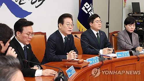 최고위원회의에서 발언하는 이재명 대표