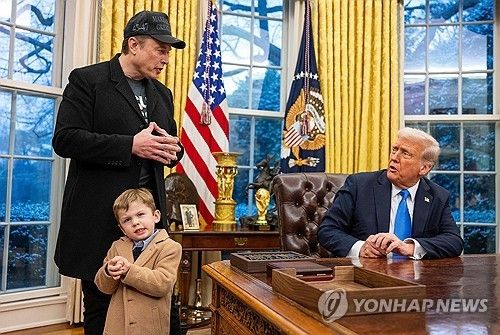 트럼프 대통령 옆의 머스크 부자