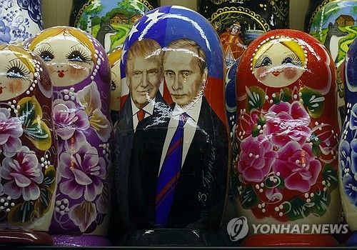 러시아 전통 인형에 나란히 그려진 트럼프와 푸틴