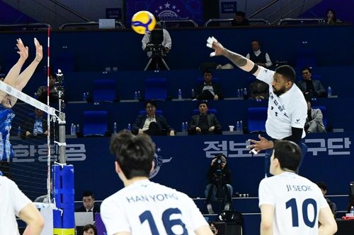 삼성화재전서 공격하는 대한항공의 요스바니(우측 상단)