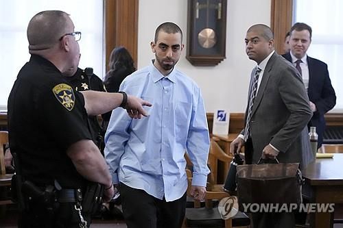 루슈디 살해 미수 혐의로 기소된 하디 마타르(가운데)