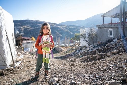 튀르키예 지진으로 집을 잃고 텐트촌에서 생활하는 아슬리(가명)