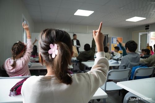 튀르키예 하타이주 컨테이너 교실에서 공부하는 아이들