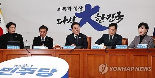 최고위원회의에서 발언하는 이재명 대표