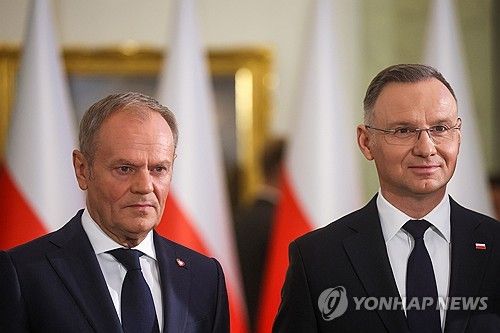 도날트 투스크 폴란드 총리(왼쪽)와 안제이 두다 대통령