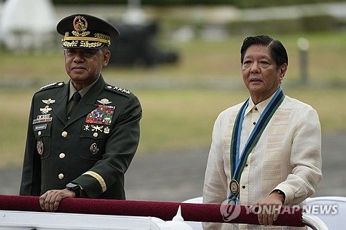 마르코스 필리핀 대통령과 브라우너 참모총장