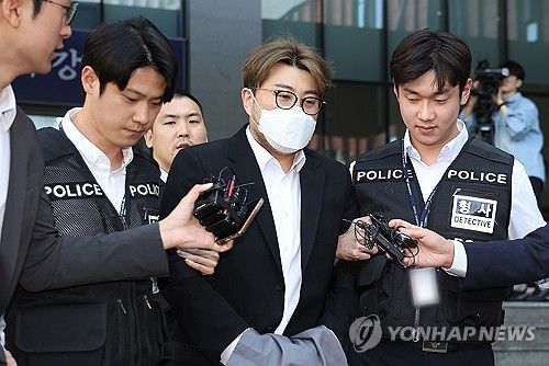 취재진 앞에 선 김호중