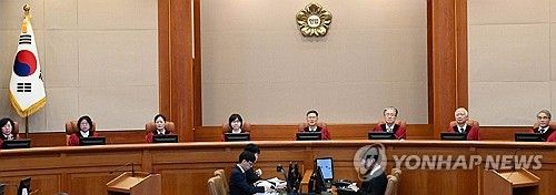 헌법재판관들 심판정 입장