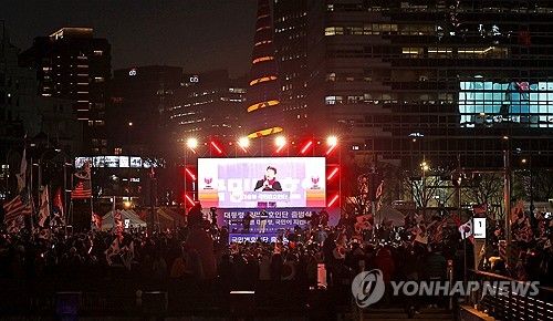 대통령국민변호인단 출범식, 시민들 앞에서 발언하는 전한길