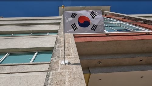 주쿠바 한국대사관이 입주한 건물 외벽에 걸린 태극기