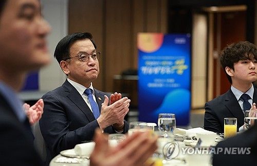 박수치는 최상목 권한대행