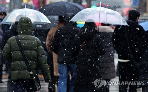 눈 내리는 아침, 출근 재촉하는 시민들