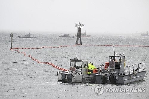 12일(현지시간) 미 해군 선박이 항공기가 추락한 샌디에이고 해역을 조사 중인 모습 
