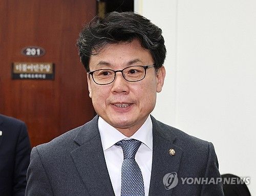 정책현안 간담회 입장하는 진성준 정책위의장